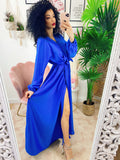 Abito in raso con maxi spacco manica lunga blu