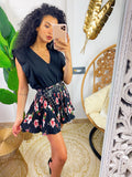 Short a pieghine con fiori grandi rosa