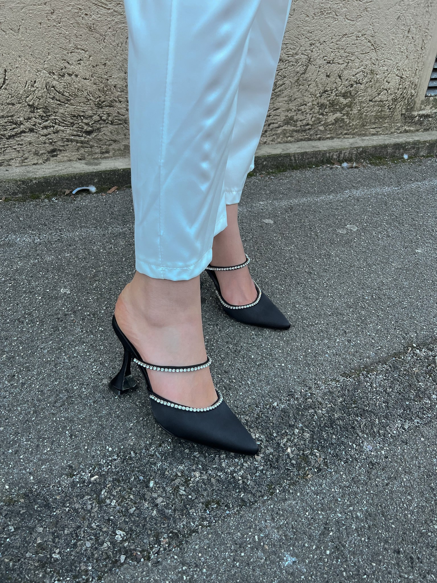 Tacchi in raso neri con strass