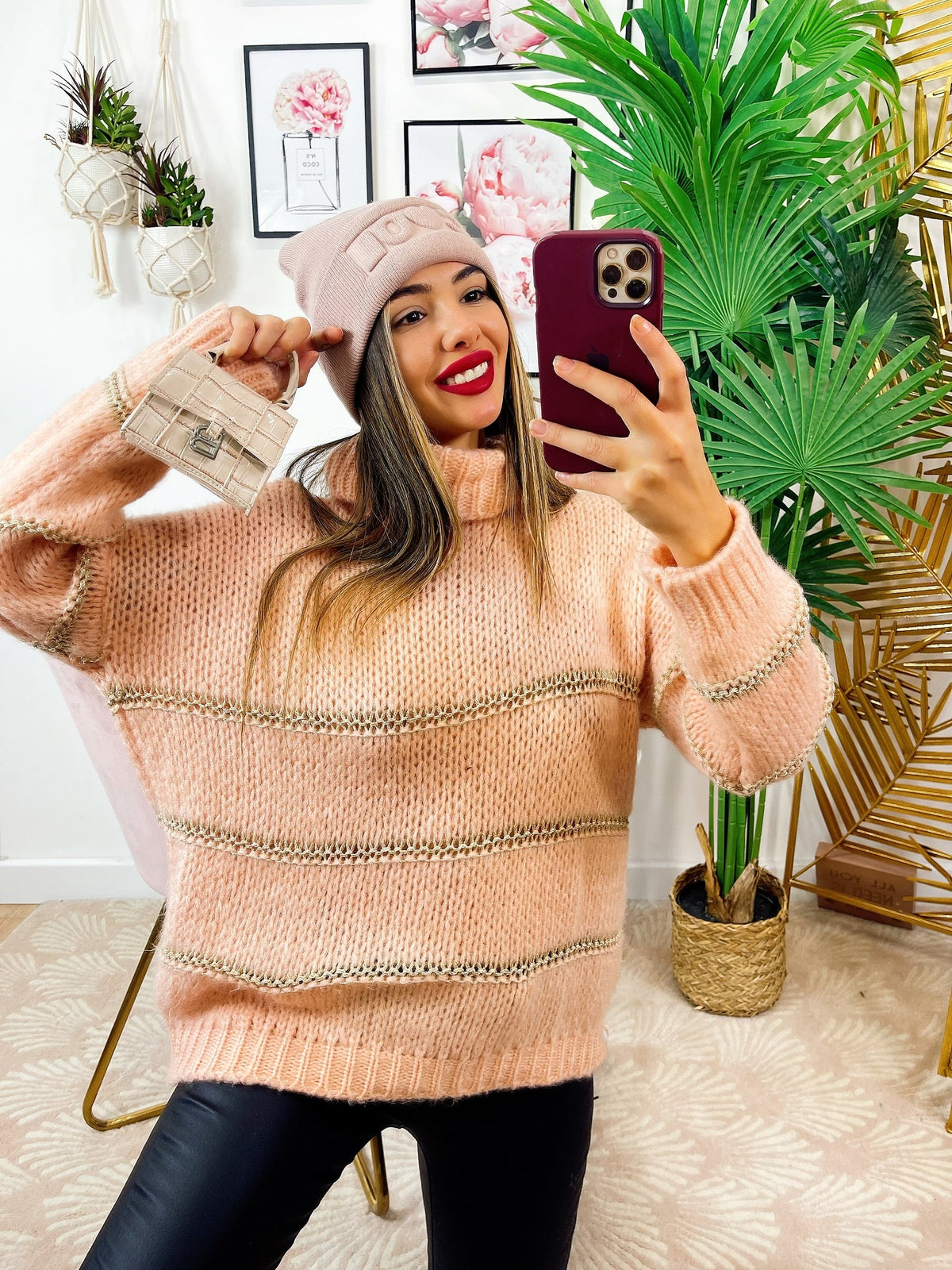 Maglione a collo alto rosa dettaglio oro
