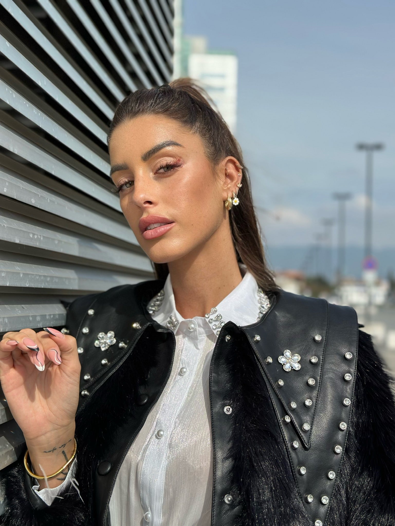 Giacca crop con pelo e strass