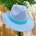 Cappello celeste con catena