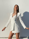Abito a blazer con bottone bianco