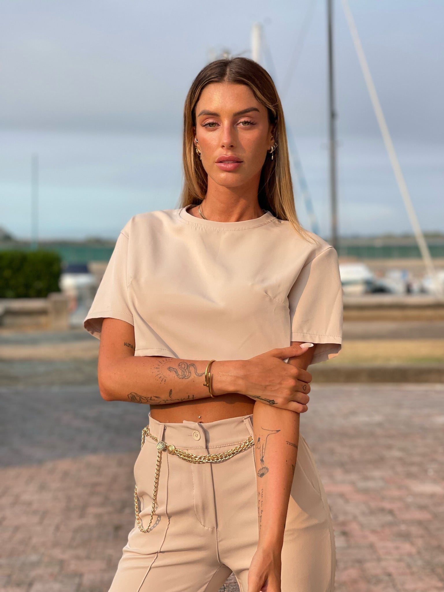 Completo maglia crop e pantalone beige
