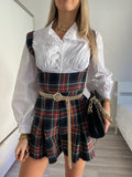 Salopette scozzese con camicia blu