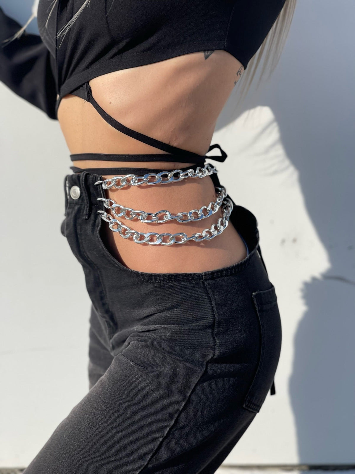 Jeans nero con doppia catena argento