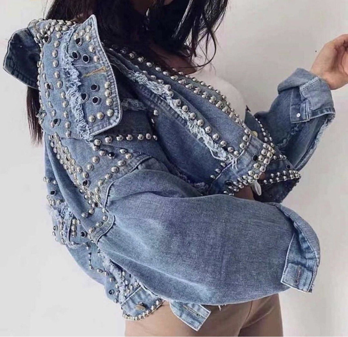 Giaccone di jeans con borchie