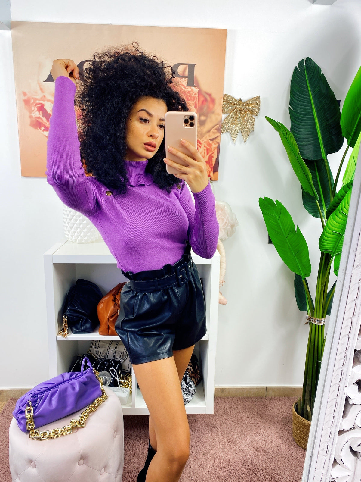 Maglia viola con bottoncini oro