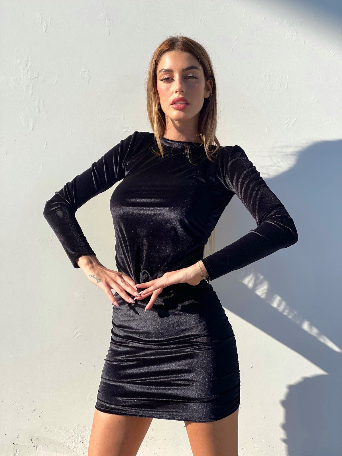 Abito in velluto schiena aperta con strass nero