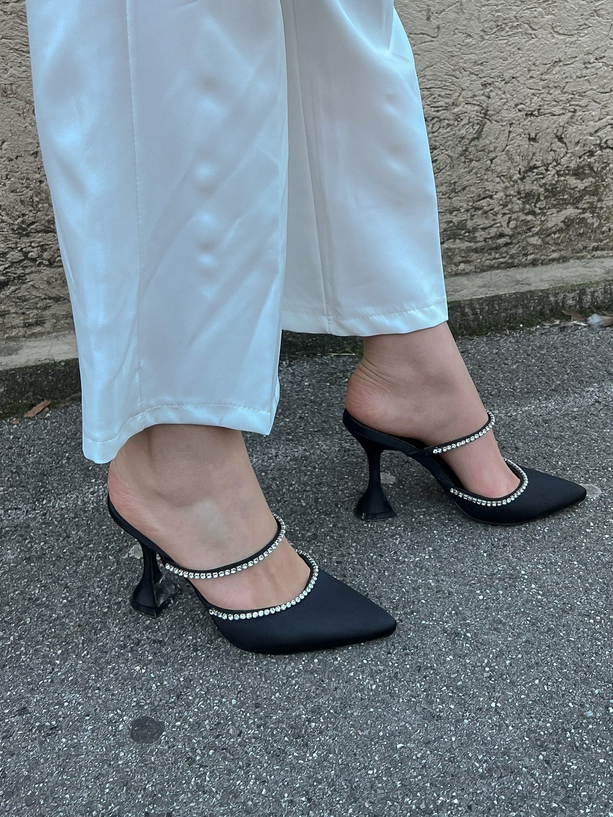 Tacchi in raso neri con strass