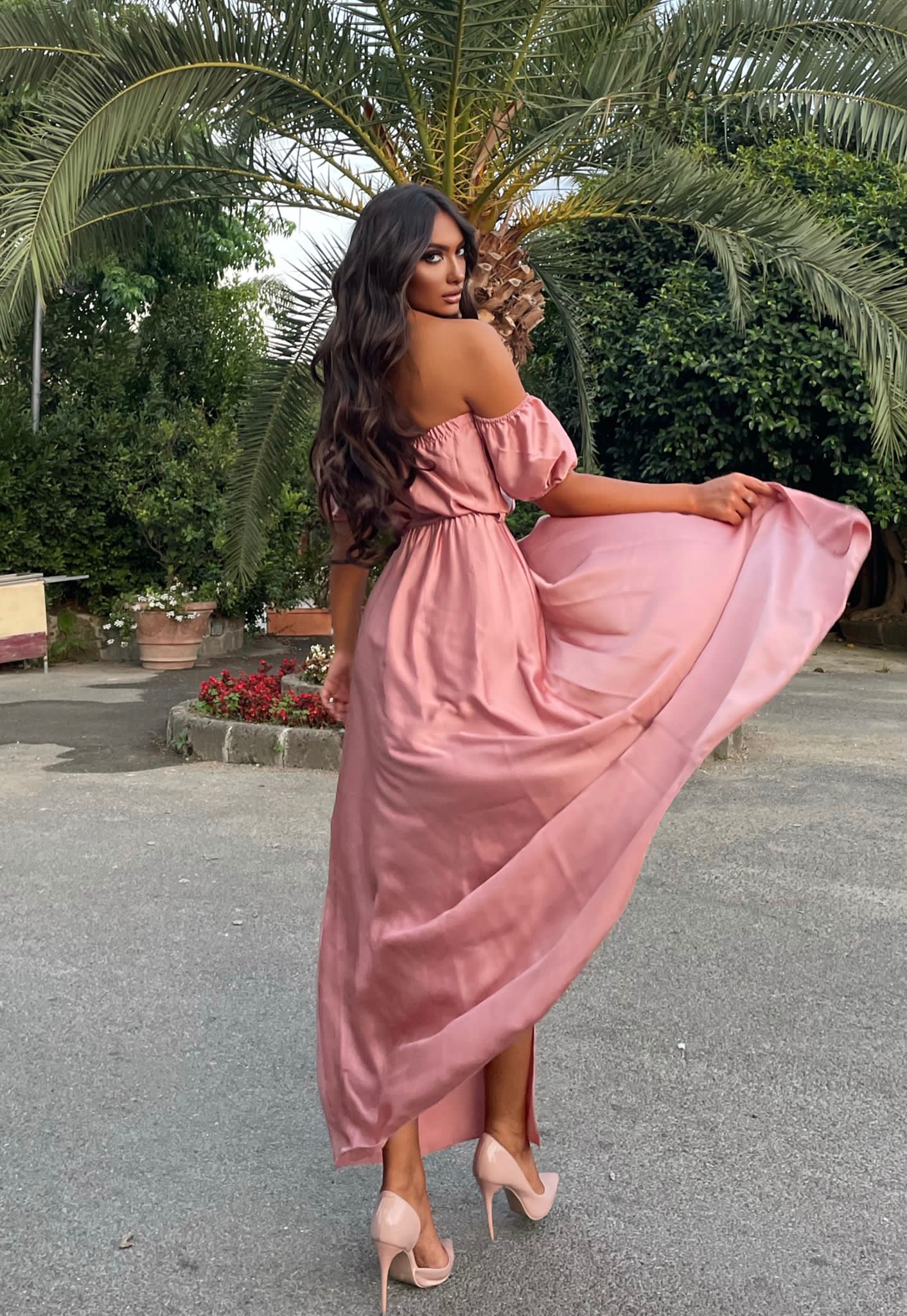 Abito in raso lungo con scollo a barchetta rosa
