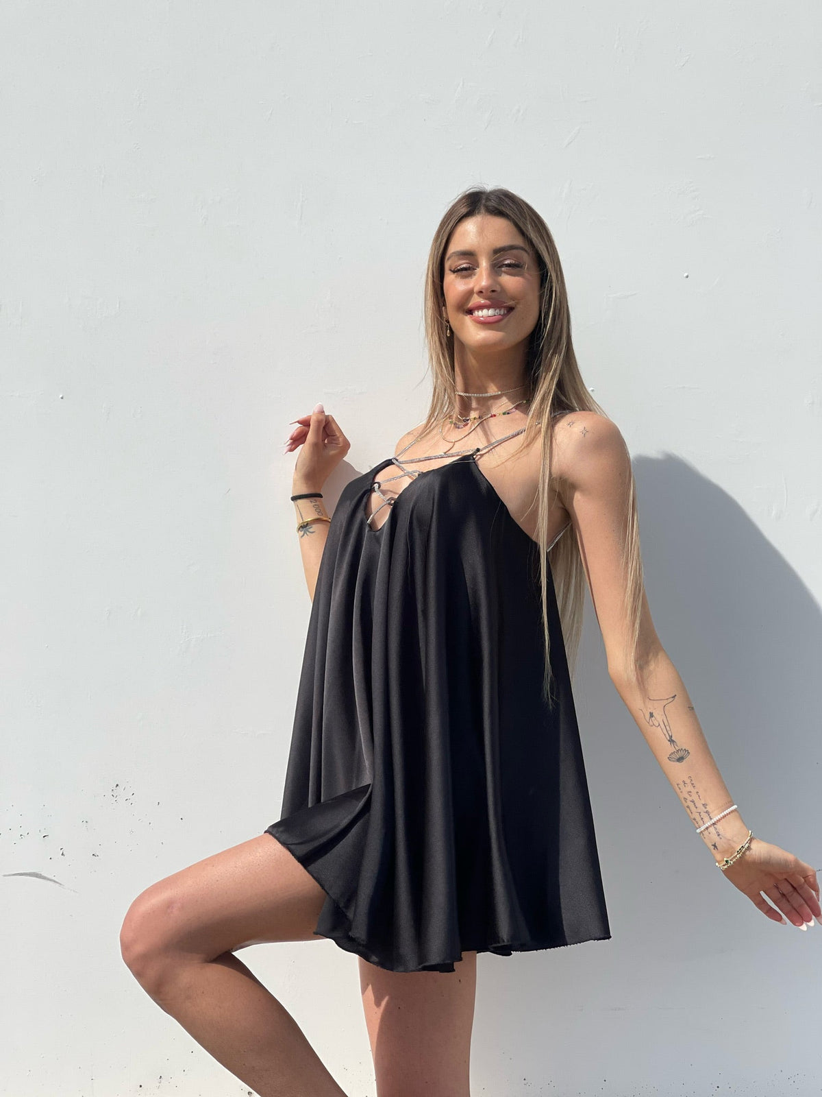 Abito in raso nero con punto luce
