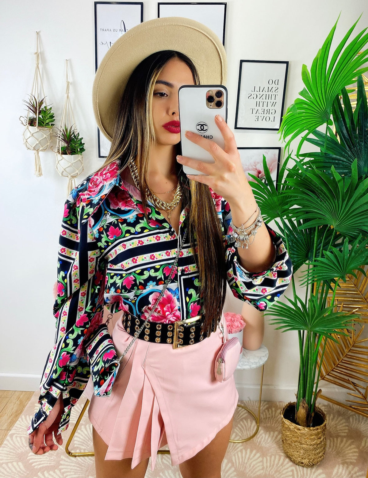 Camicia fiorata con borsetta base Nera