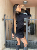 Abito in velluto nero con arricciature