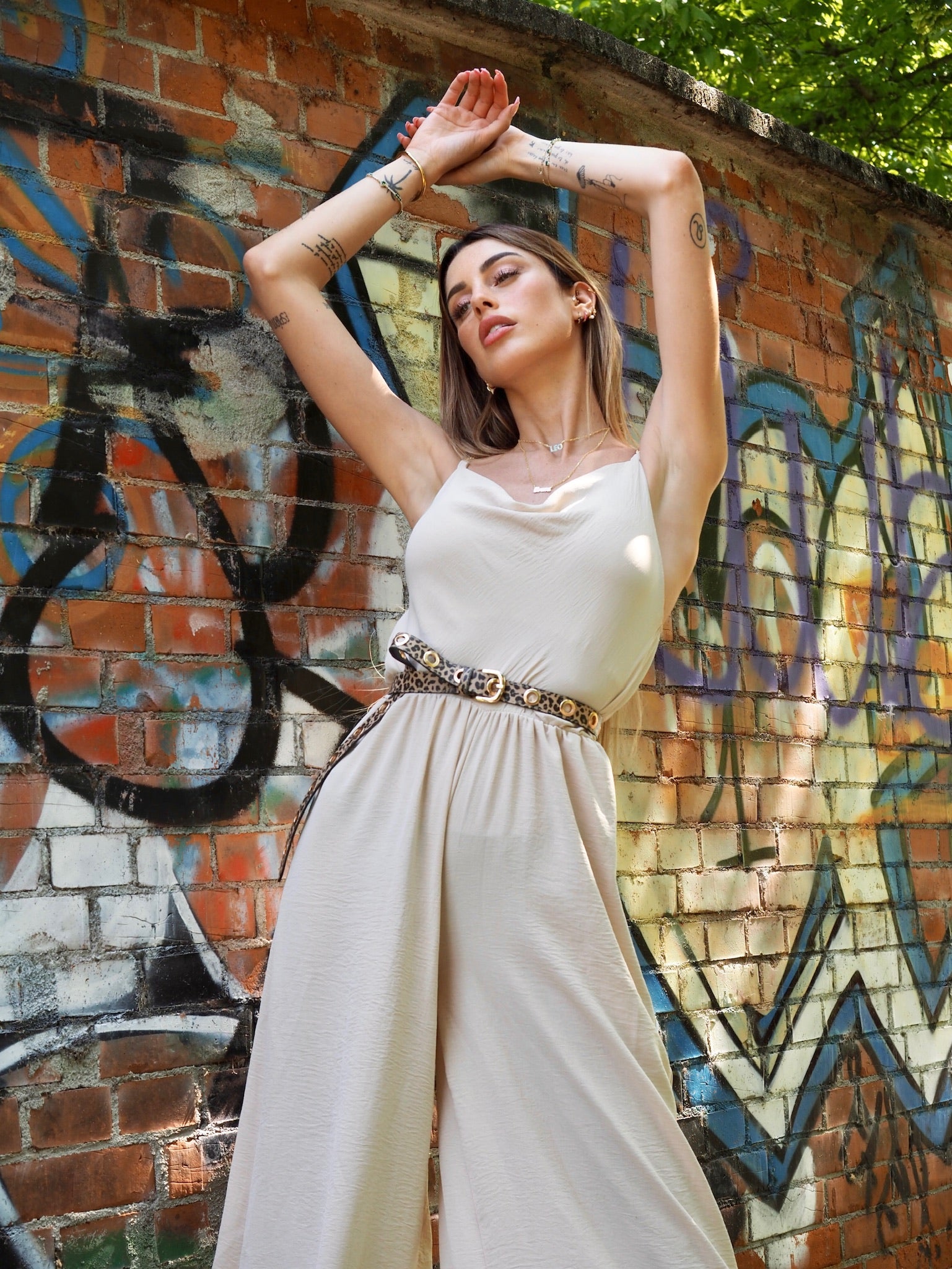 Tuta beige a palazzo spalline in catena