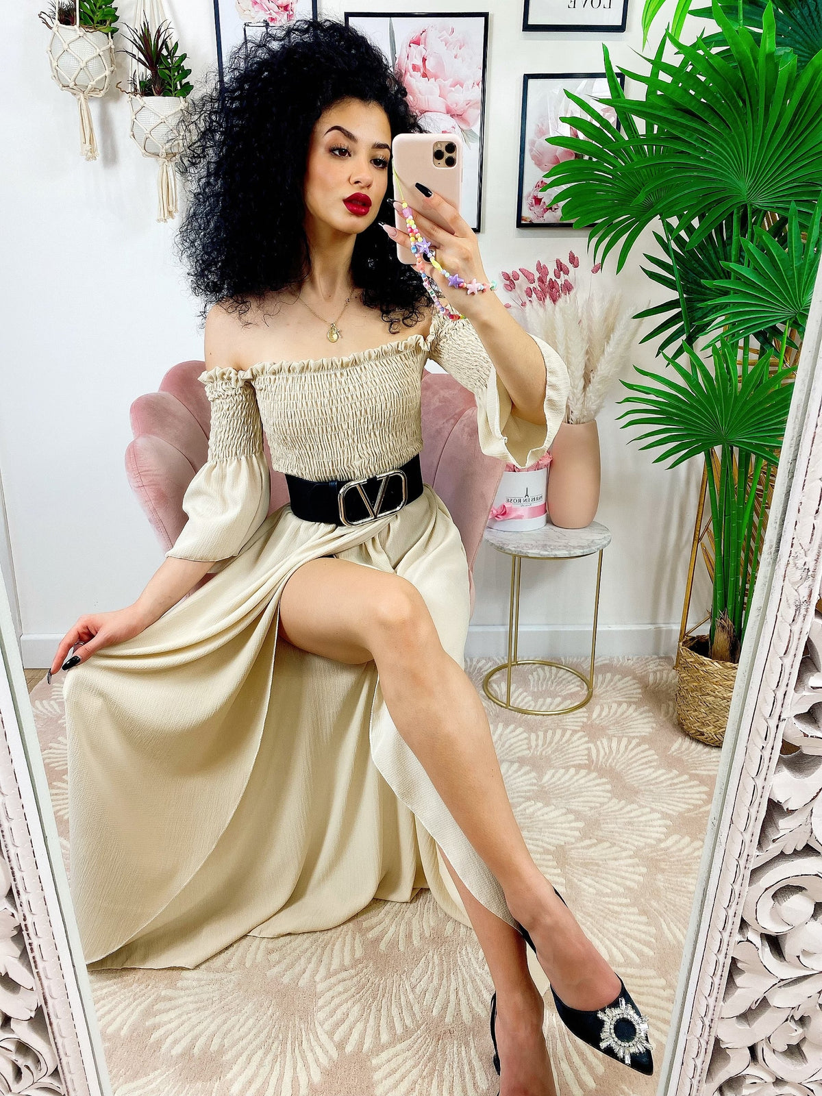 Abito lungo con scollo a barchetta beige