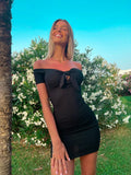 Abito aderente nero con scollo a barchetta e fiocco