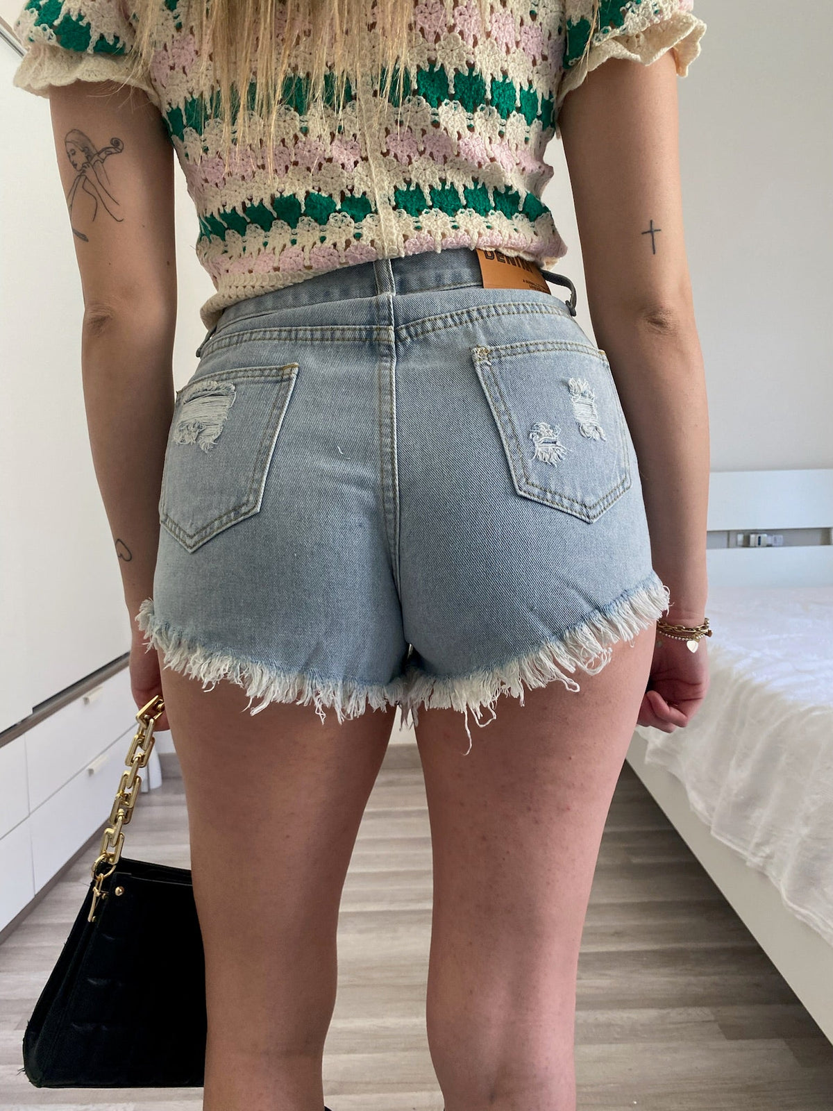 Short in jeans con strass