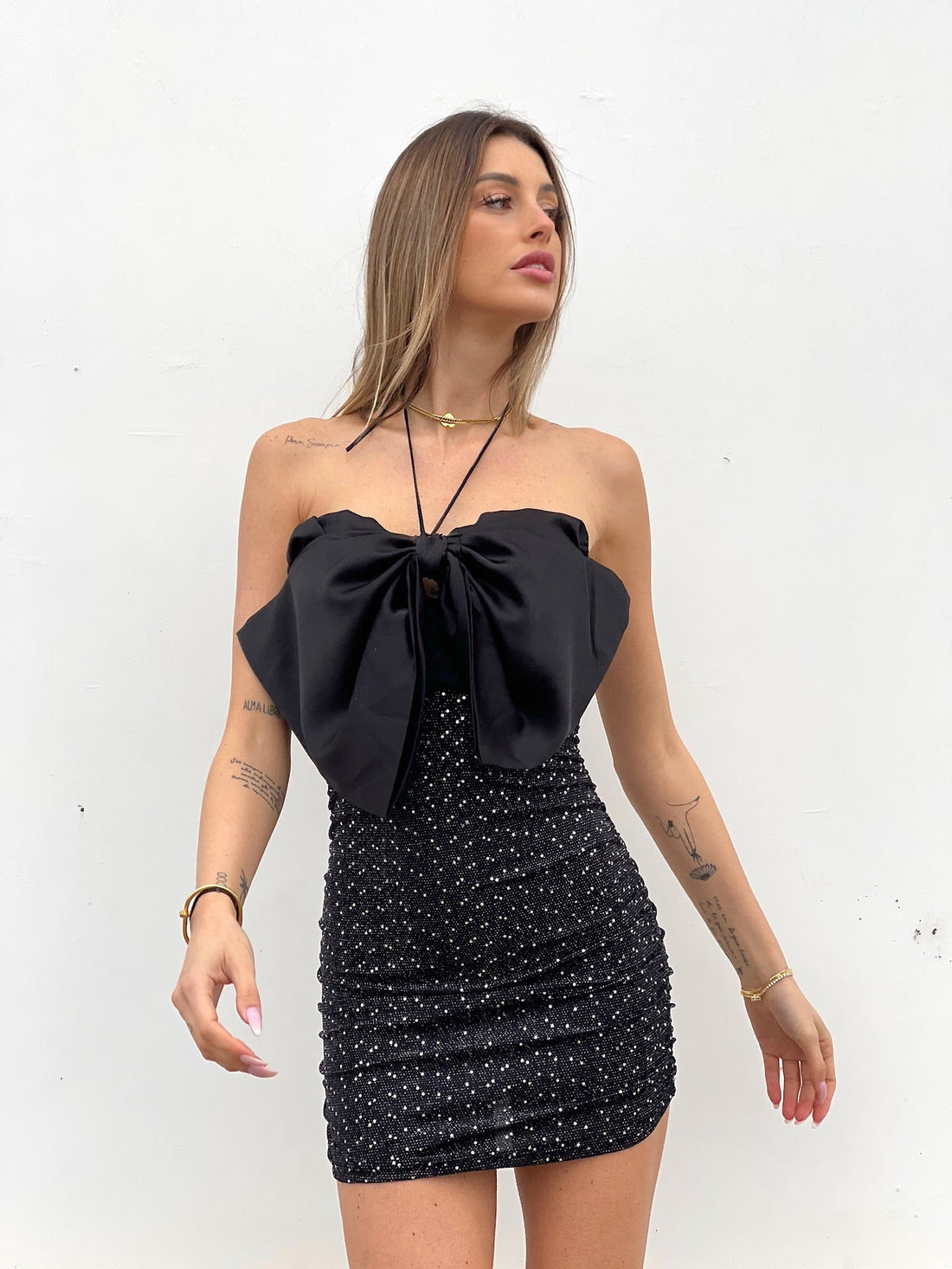 Abito con maxi fiocco e gonna in paillettes