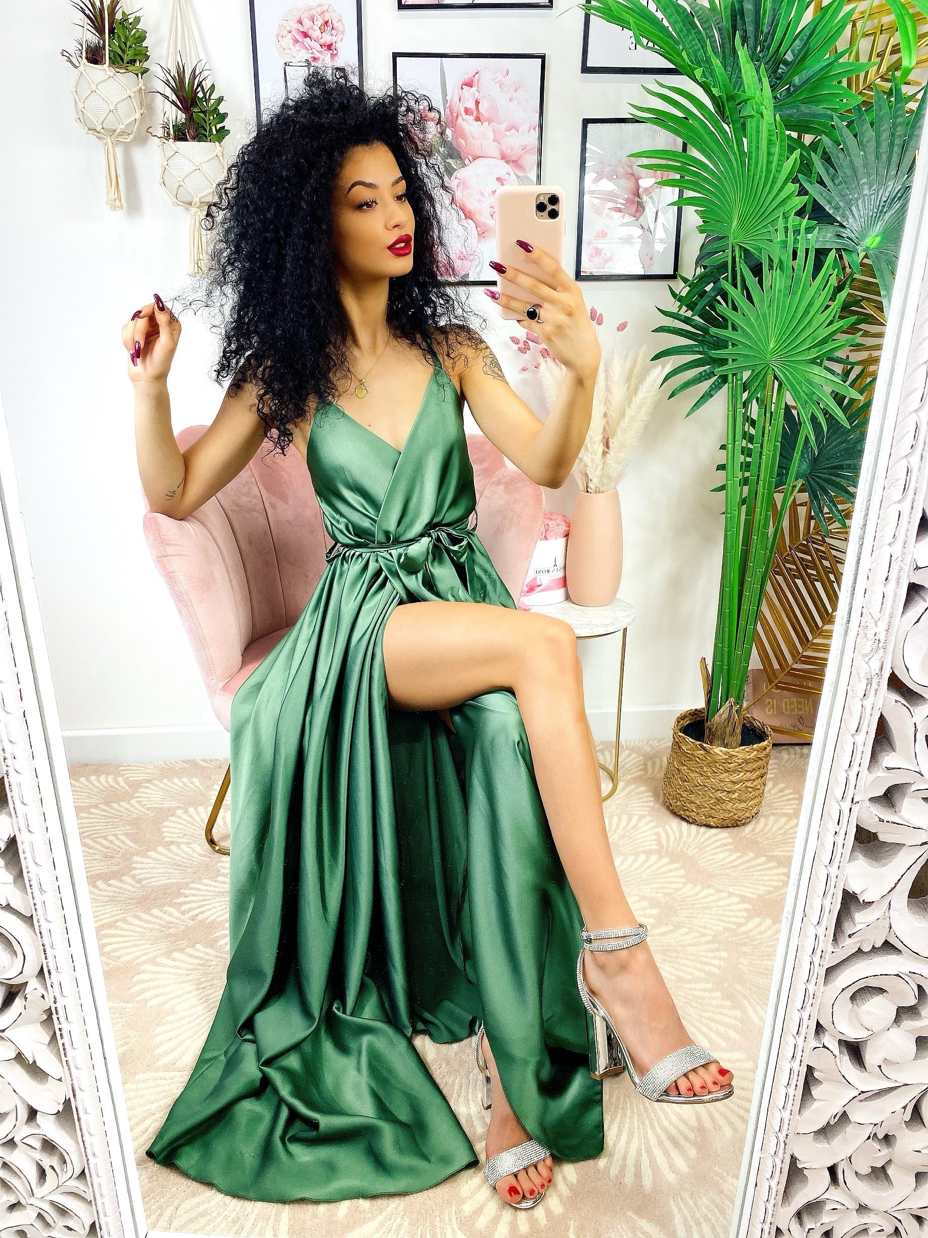 Abito in raso con maxi spacco verde militare