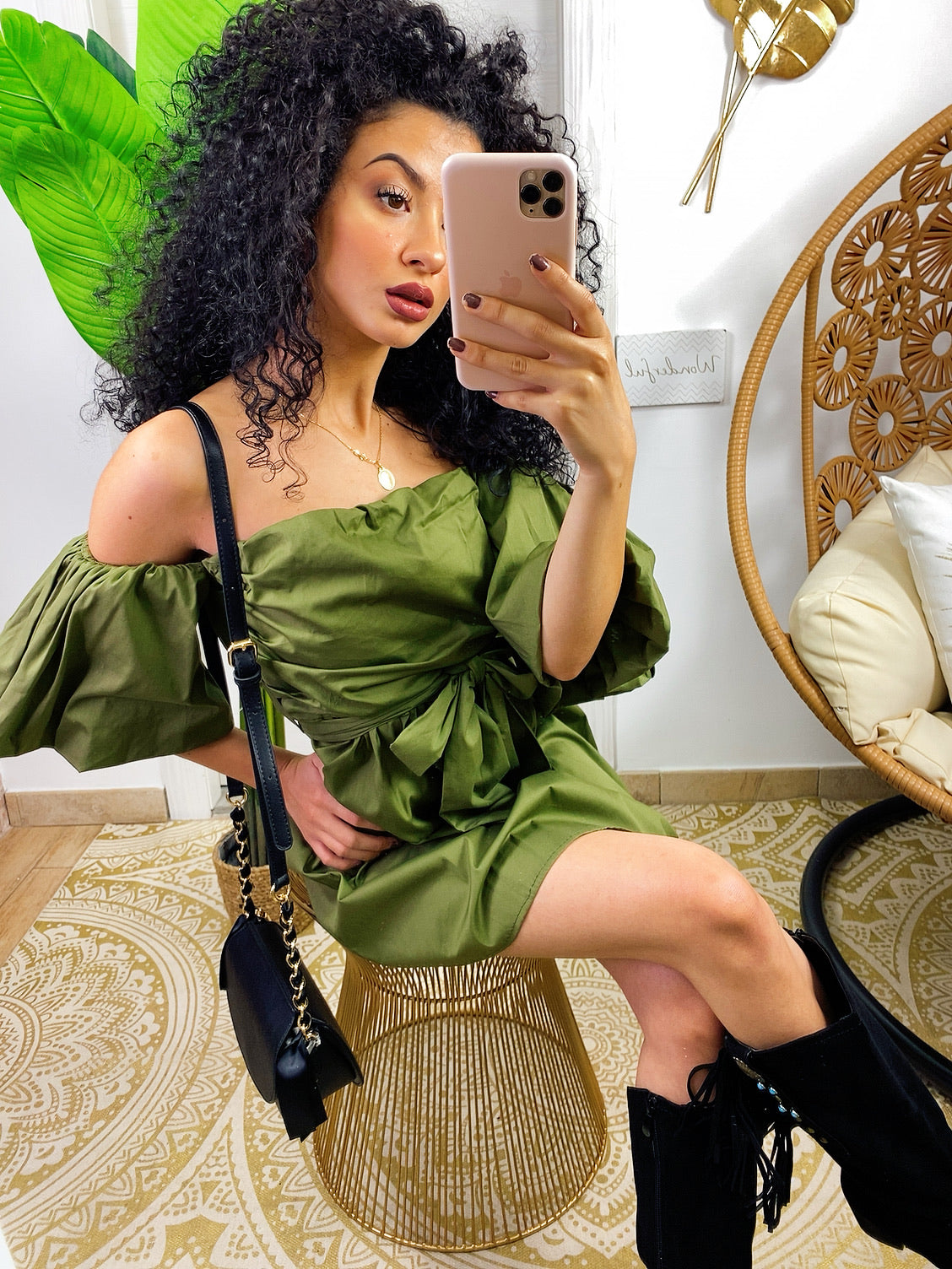 Abito con scollo a barchetta verde militare