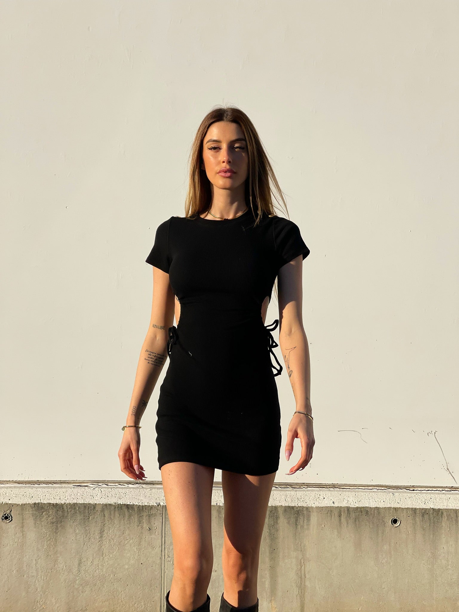 Abito a costine con oblò e bottoni oro nero