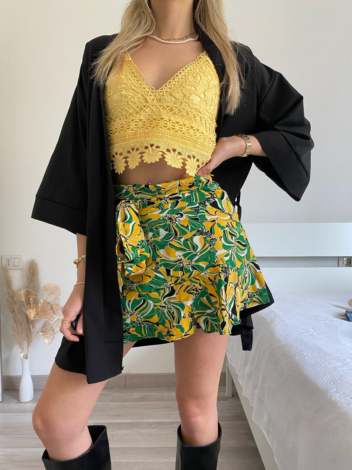 Top in pizzo giallo con pizzo