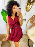 Abito corto bordeaux con cintura