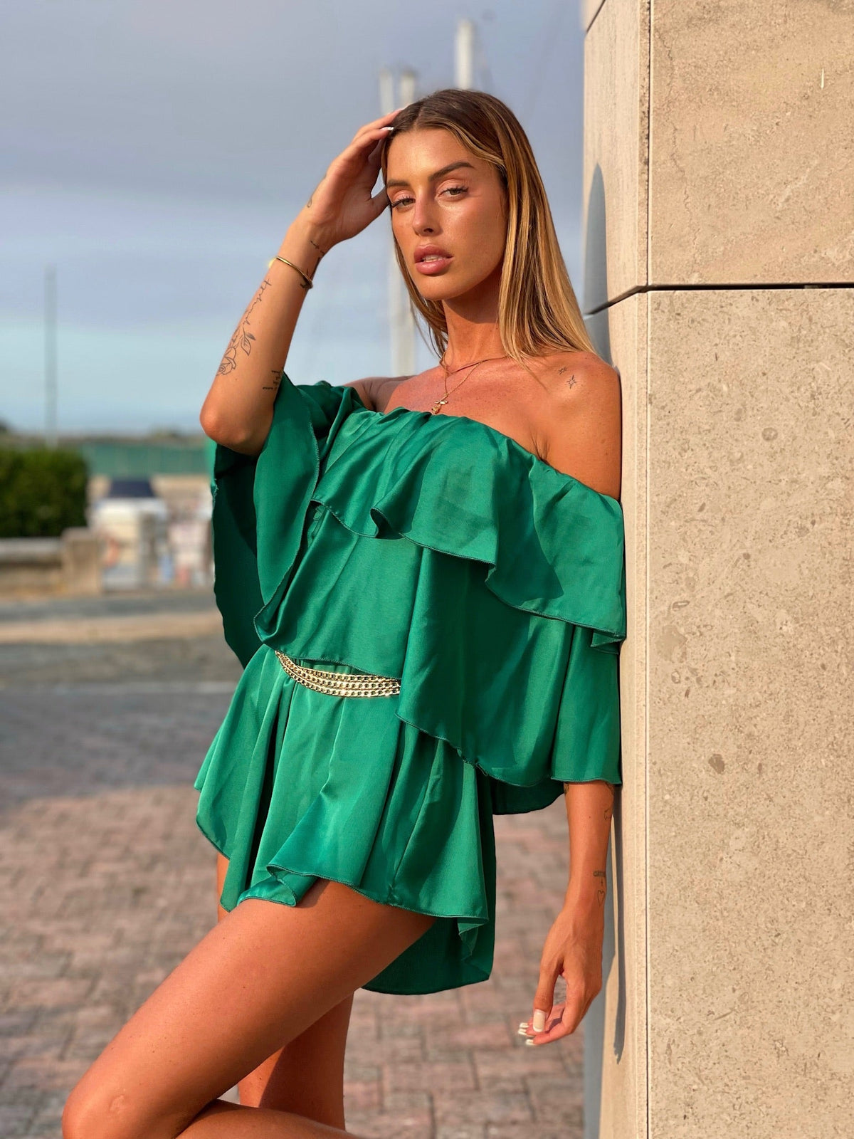Tutina verde scollo a barchetta e balze