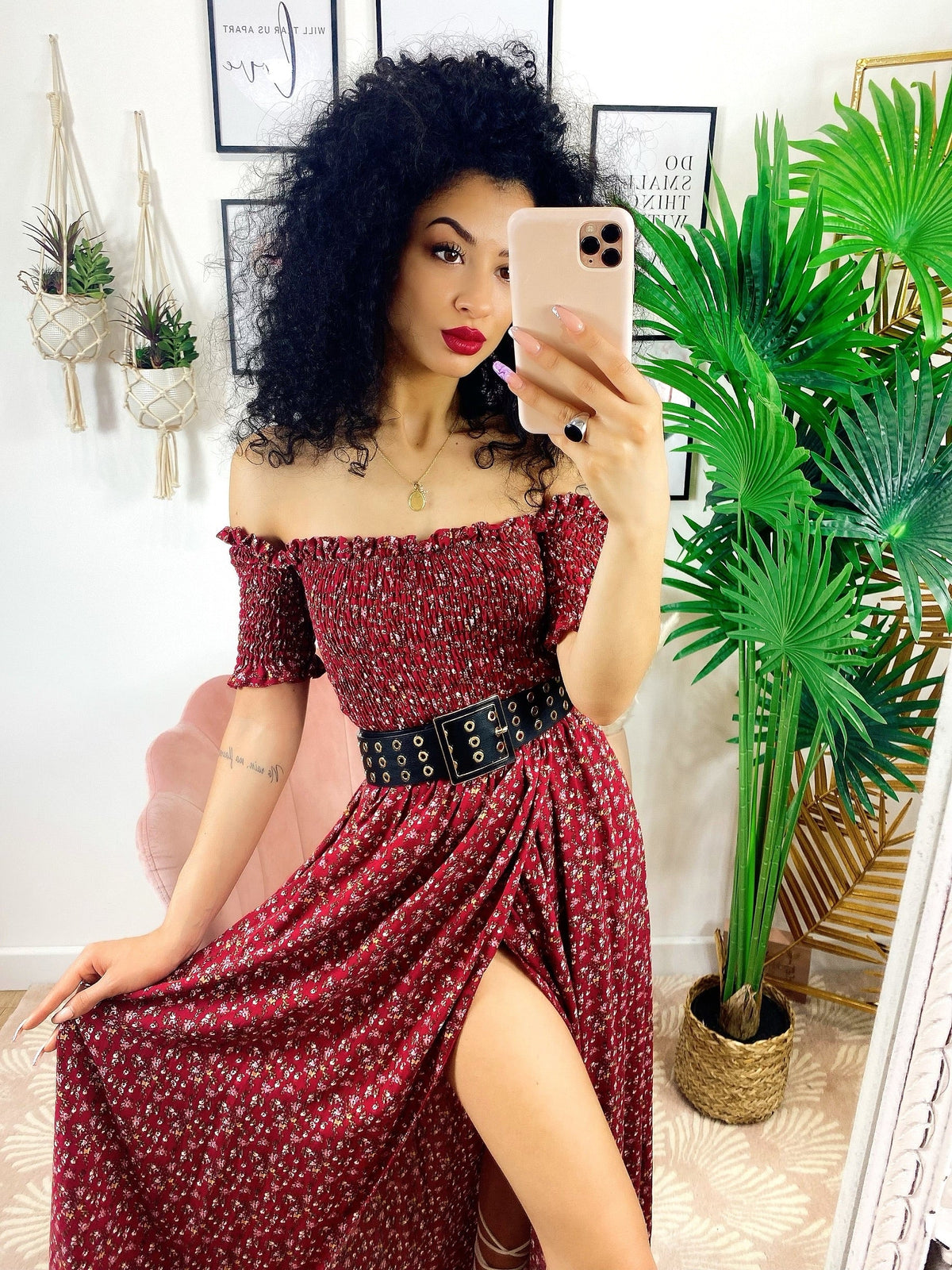 Abito lungo con scollo a barchetta con fiorellini bordeaux
