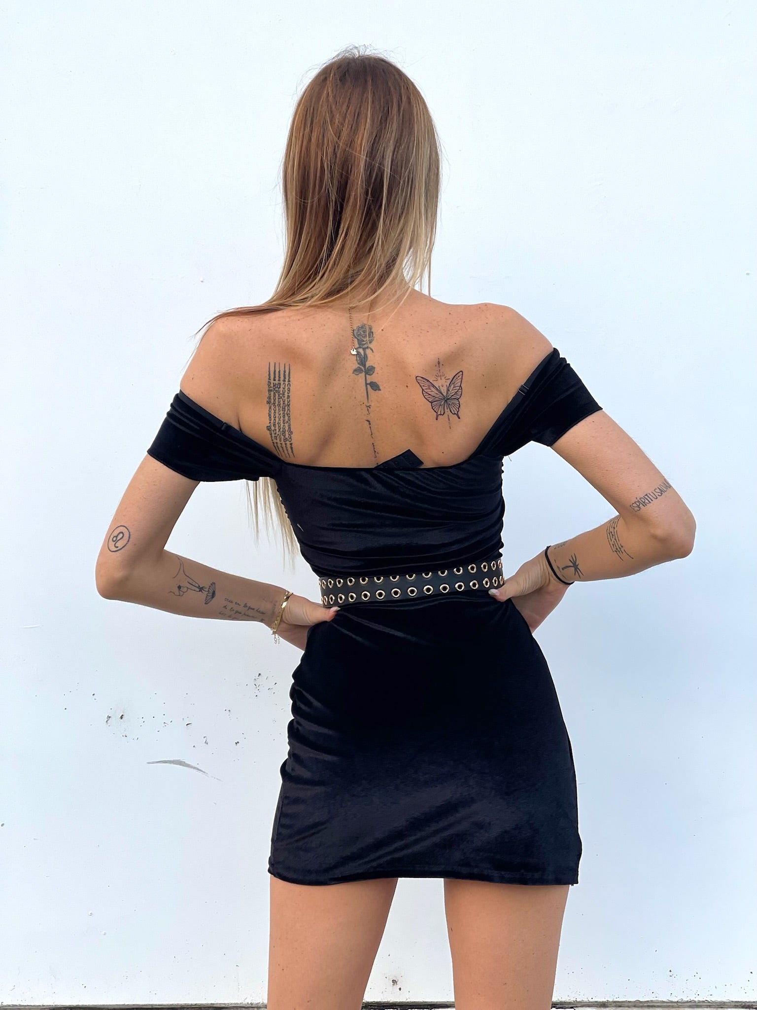 Abito in velluto nero scollo a barchetta