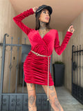 Abito in velluto rosso con arricciature