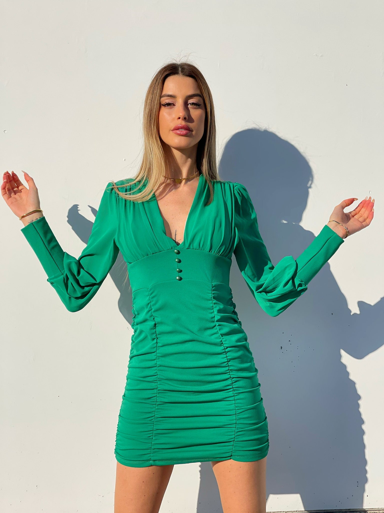 Abito verde smeraldo arricciato con bottoncini