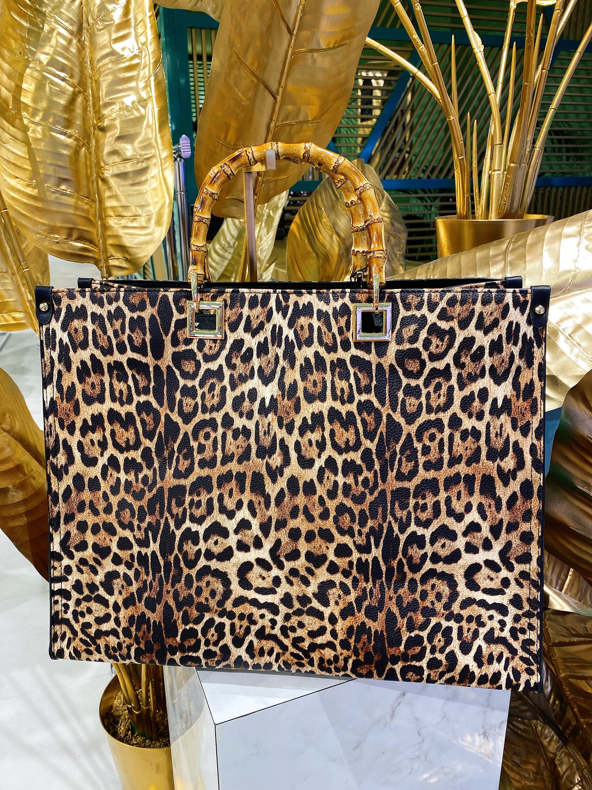 Maxi bag maculata con manico in legno
