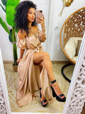 Abito in raso lungo con scollo a barchetta beige