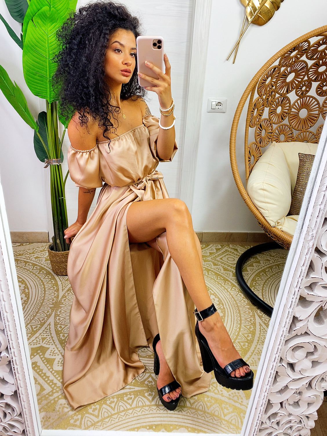 Abito in raso lungo con scollo a barchetta beige