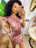 Abito in raso rosa smanicato con velo manica bombata
