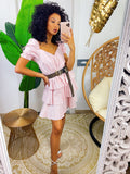 Abito a balze in cotone con manica rosa