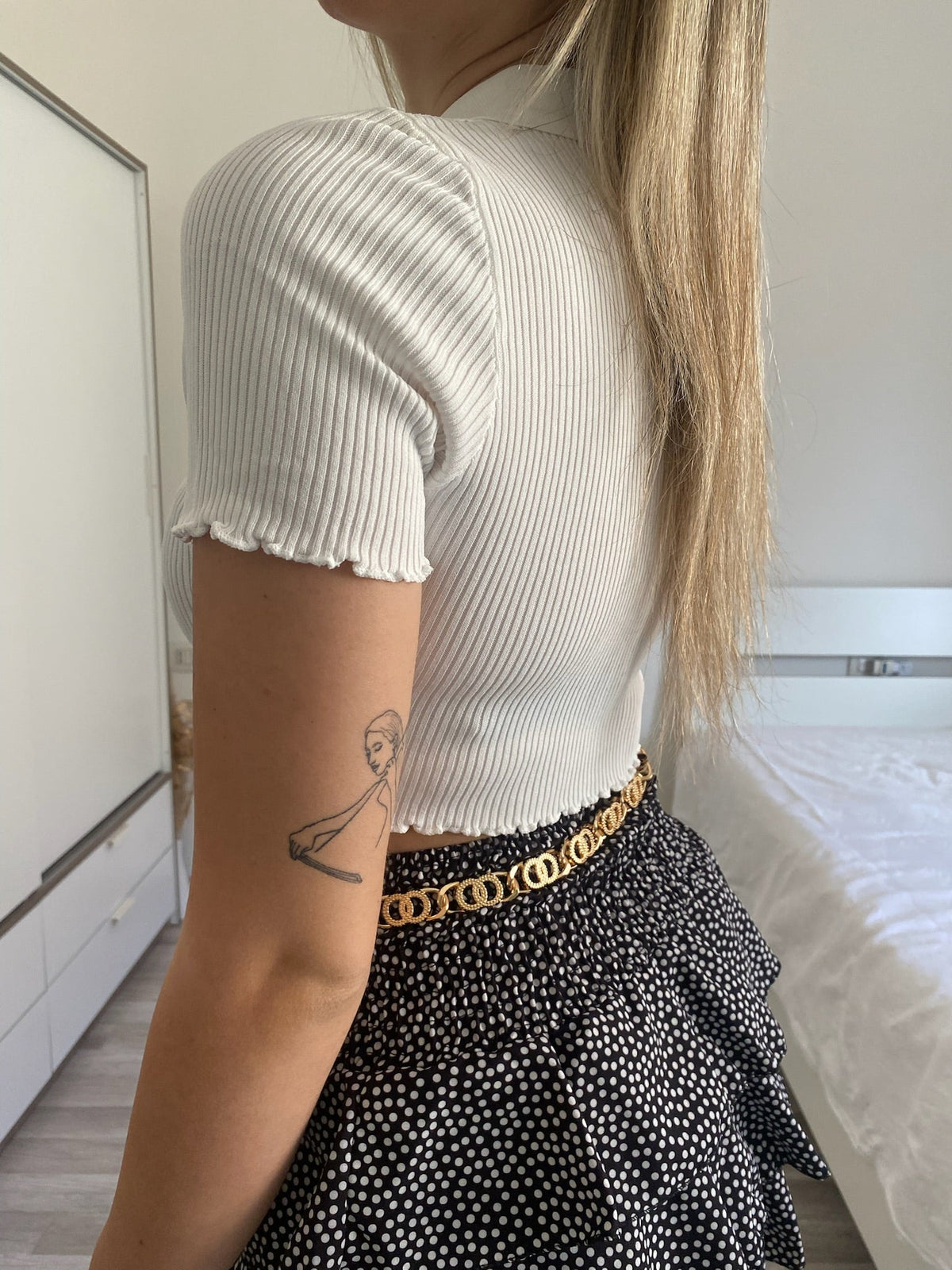 Top crop bianco con bottoncini