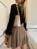 Maglioncino crop nero con piume