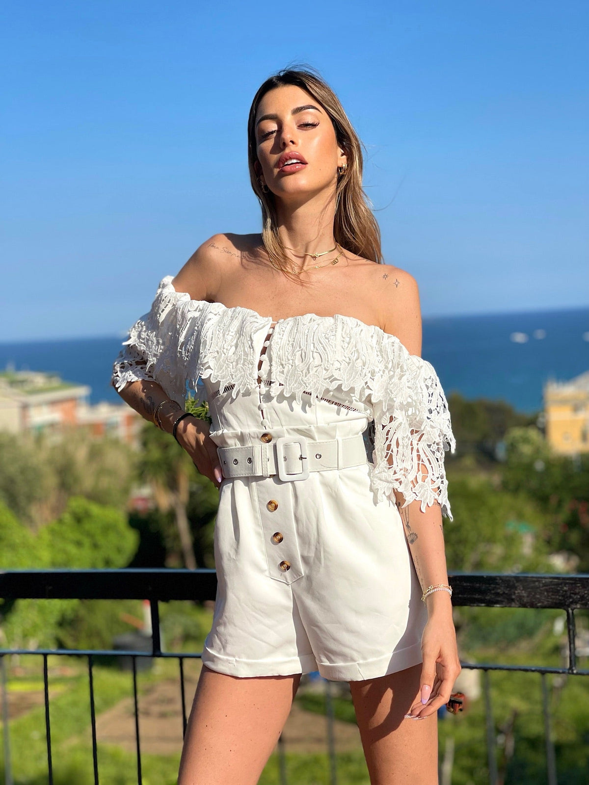 Tutina bianca scollo a barchetta e pizzo