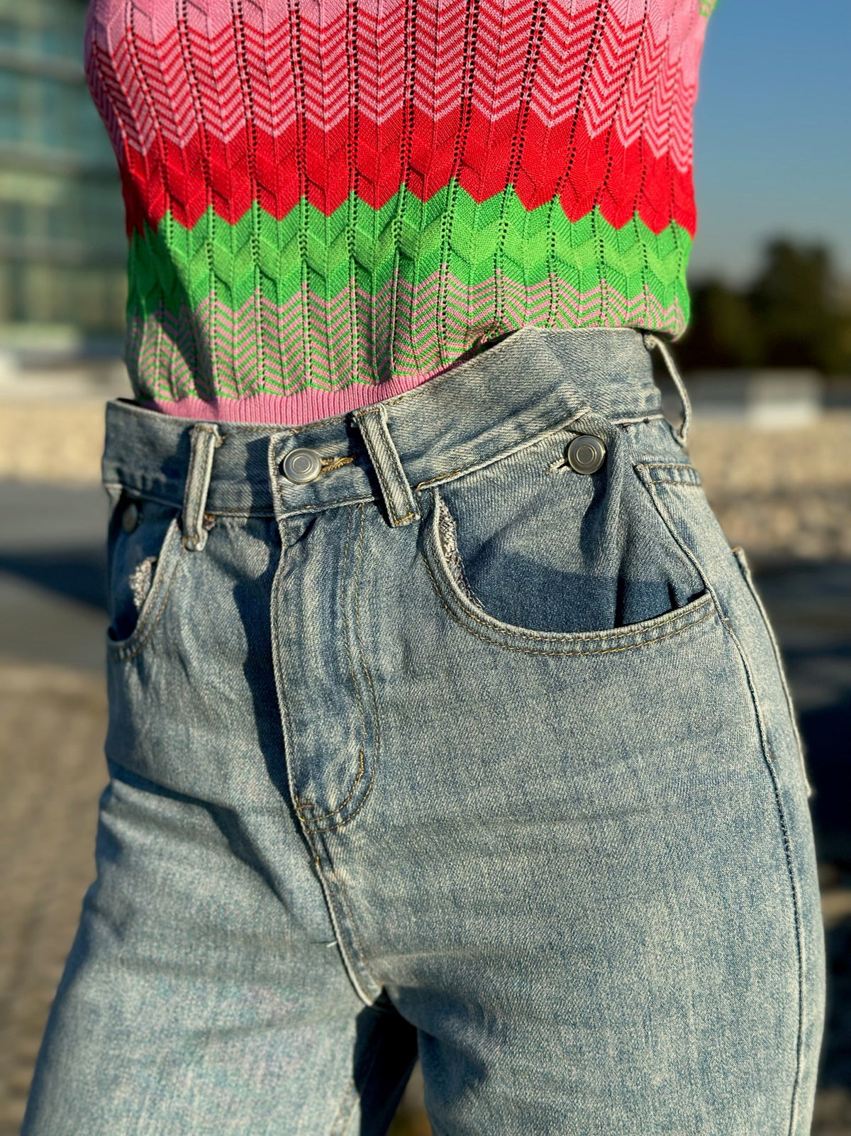 jeans ampio con strappi