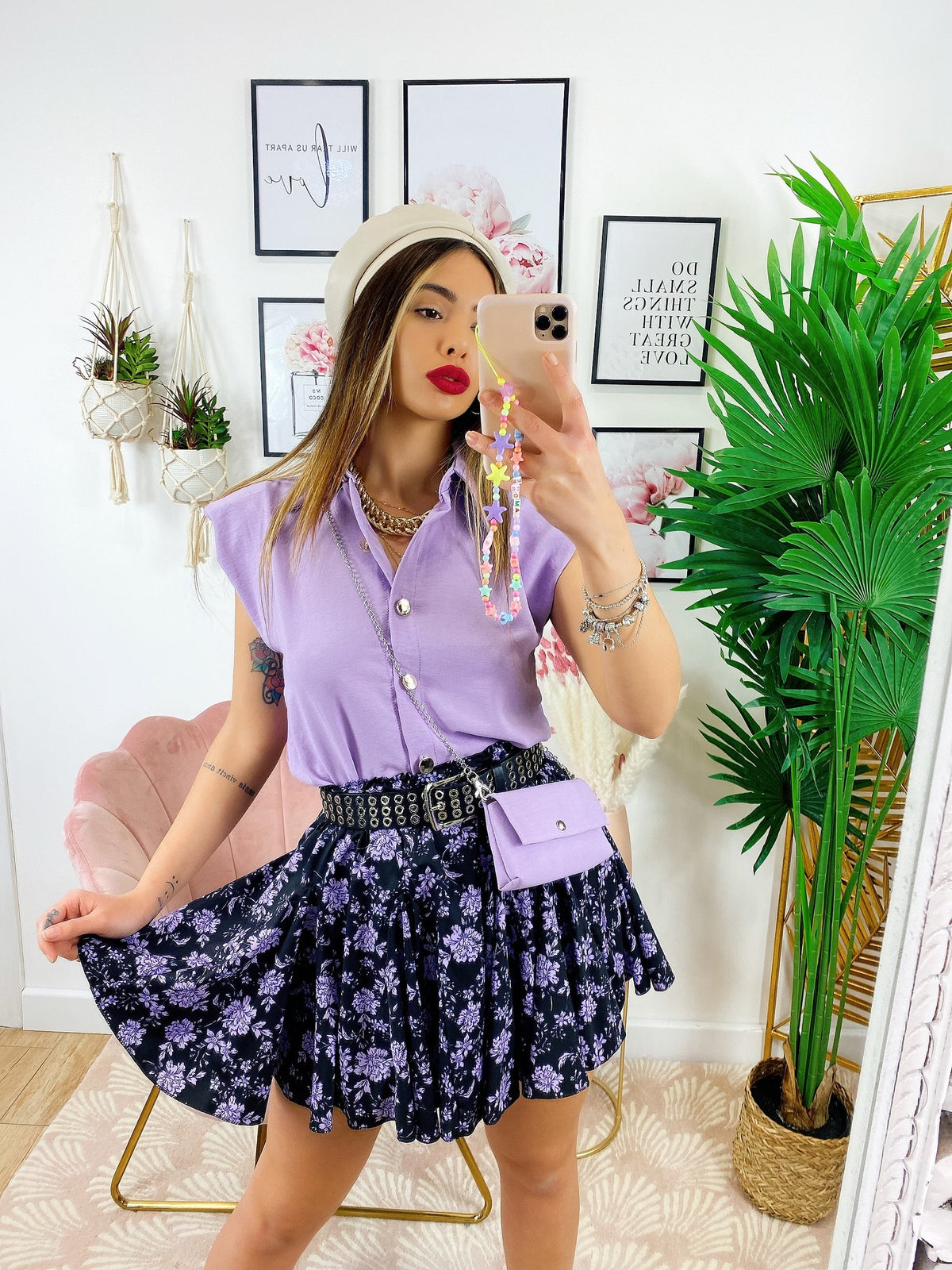 Camicia smanicata con borsetta lilla