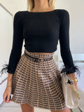 Maglioncino crop nero con piume