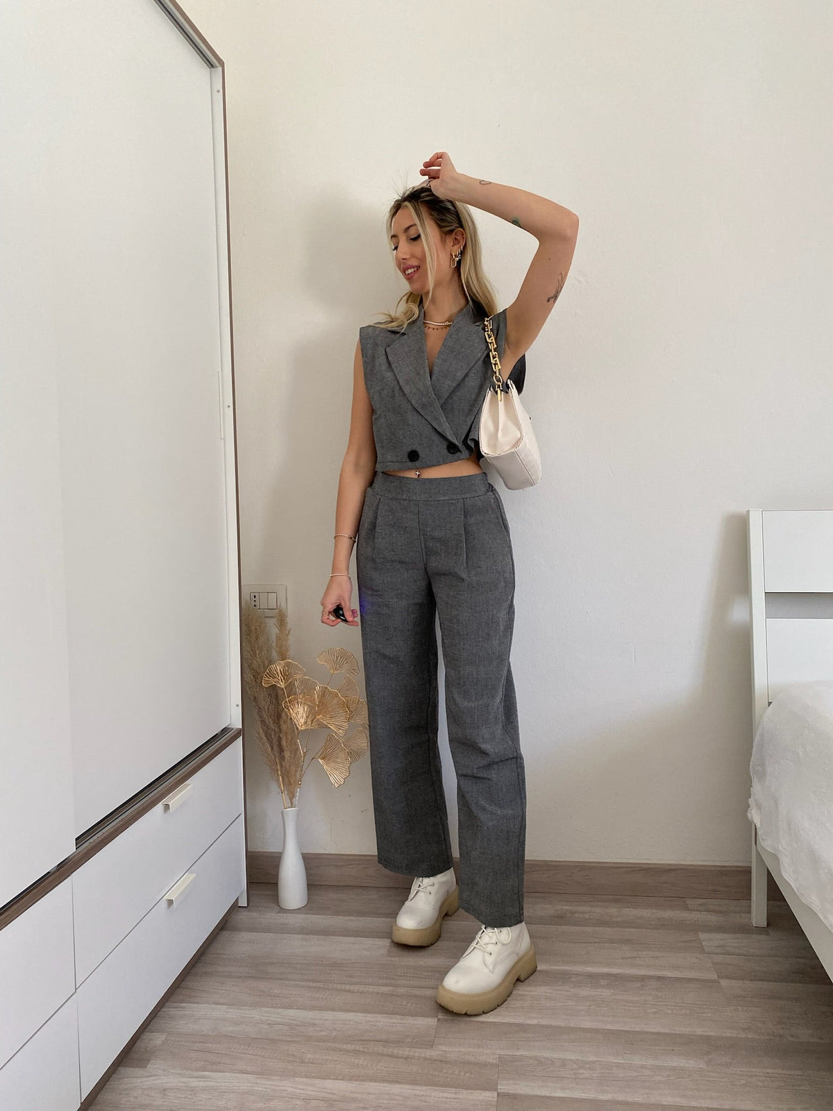 Completo top crop e pantalone grigio