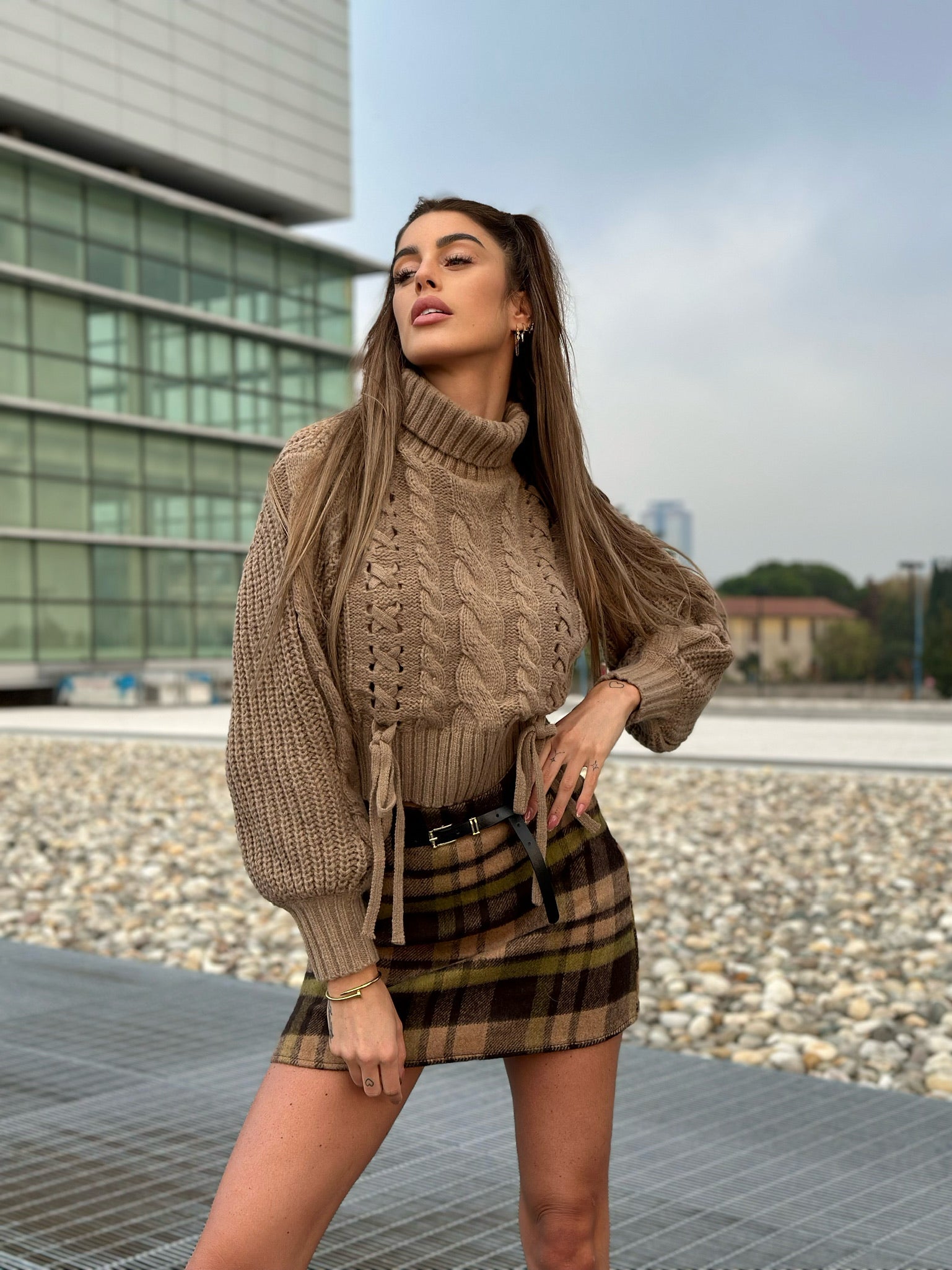 Maglione beige con trecce
