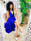 Abito in raso con gonna asimmetrica e incrocio blu