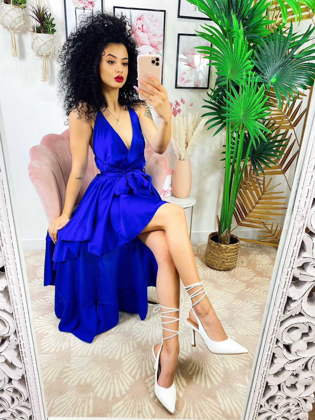 Abito in raso con gonna asimmetrica e incrocio blu