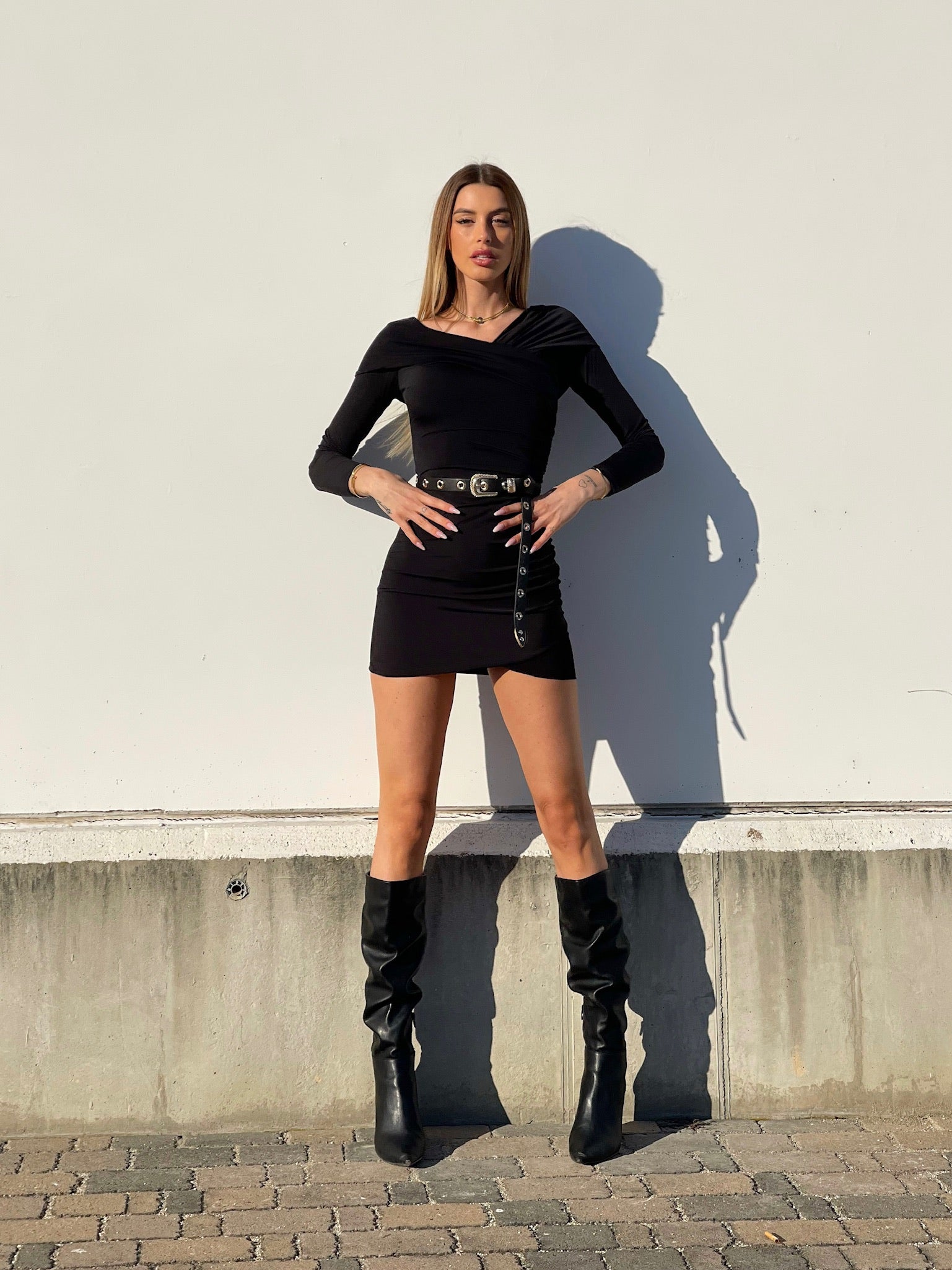 Abito nero con scollo a barchetta