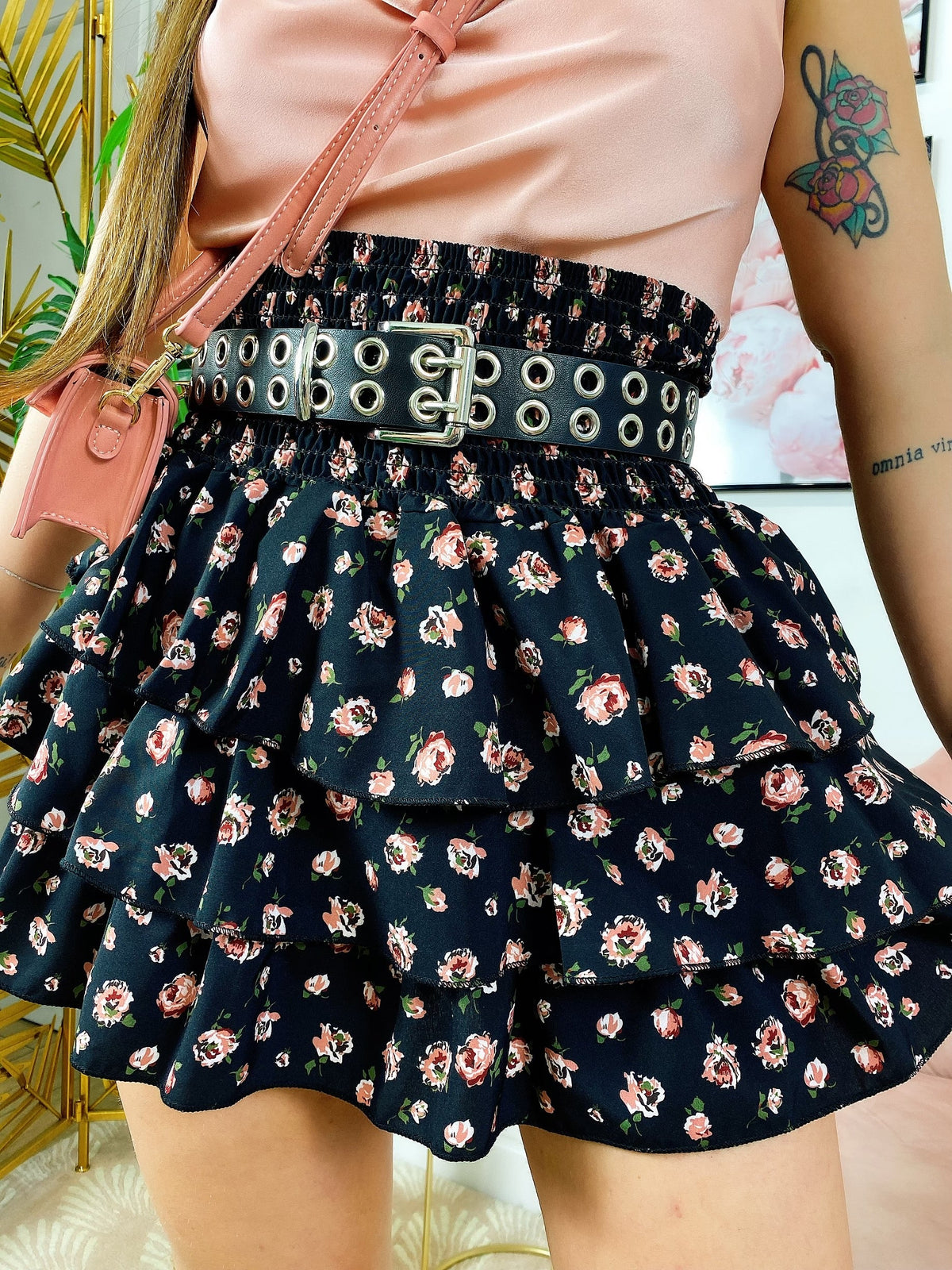 Gonna nera a fiori rosa